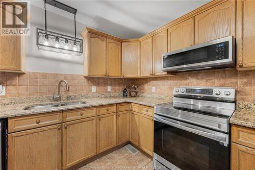 4574 Tumbleweed Crescent, Windsor, ON - Indoor Photo Showing Kitchen With Double Sink
