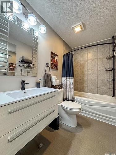 405 Northcote Drive, Swift Current, SK - Indoor Photo Showing Bathroom