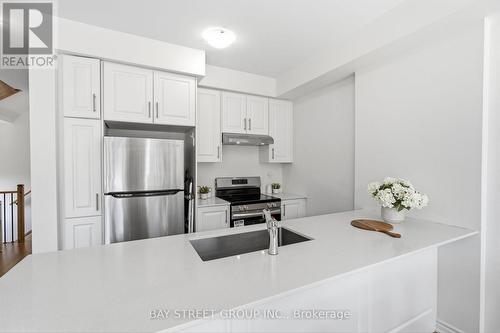 30 Velvet Drive, Whitby, ON - Indoor Photo Showing Kitchen With Upgraded Kitchen