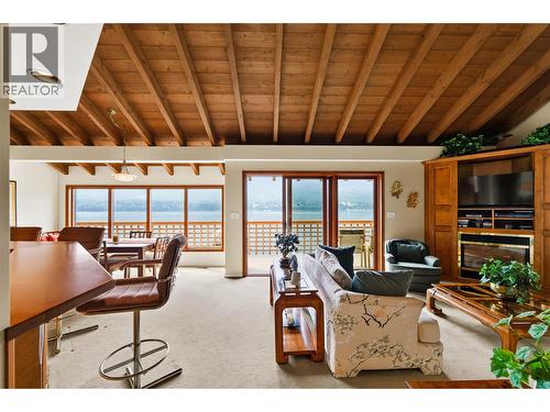 6714 3A Highway, Nelson, BC - Indoor Photo Showing Living Room