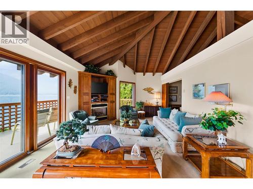 6714 3A Highway, Nelson, BC - Indoor Photo Showing Living Room