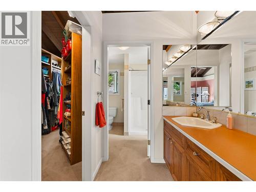 6714 3A Highway, Nelson, BC - Indoor Photo Showing Bathroom