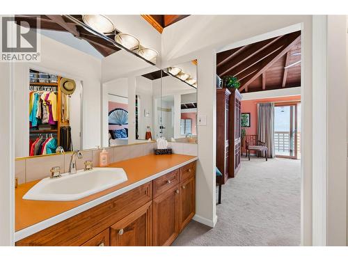 6714 3A Highway, Nelson, BC - Indoor Photo Showing Bathroom