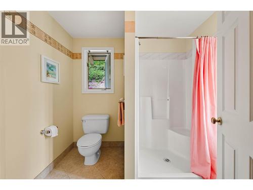 6714 3A Highway, Nelson, BC - Indoor Photo Showing Bathroom