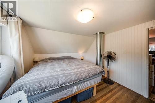 795 Kipling Street, Warfield, BC - Indoor Photo Showing Bedroom