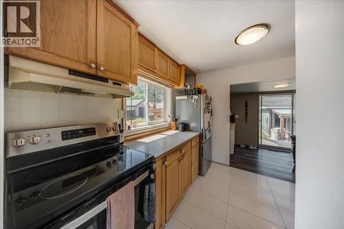 795 Kipling Street, Warfield, BC - Indoor Photo Showing Kitchen