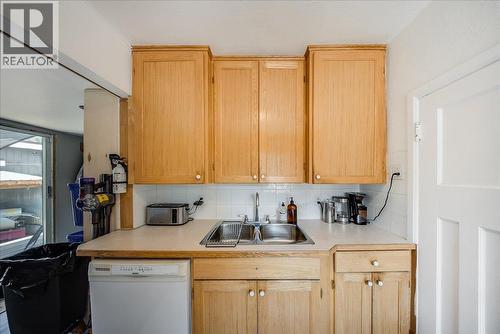 795 Kipling Street, Warfield, BC - Indoor Photo Showing Kitchen With Double Sink