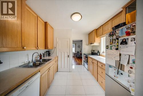 795 Kipling Street, Warfield, BC - Indoor Photo Showing Kitchen With Double Sink