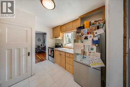 795 Kipling Street, Warfield, BC - Indoor Photo Showing Kitchen