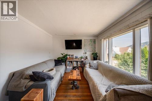 795 Kipling Street, Warfield, BC - Indoor Photo Showing Living Room