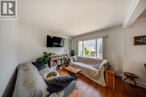 795 Kipling Street, Warfield, BC - Indoor Photo Showing Living Room