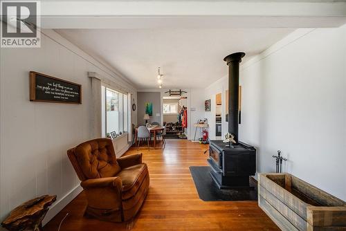 795 Kipling Street, Warfield, BC - Indoor Photo Showing Living Room