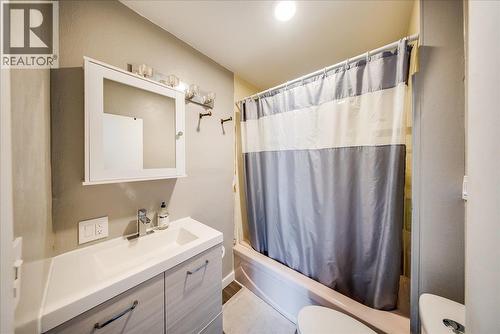 795 Kipling Street, Warfield, BC - Indoor Photo Showing Bathroom