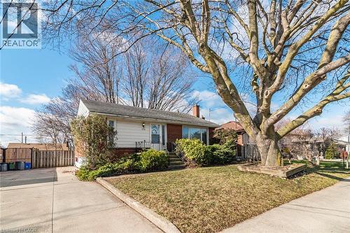 Bungalow-style home with brick siding and a front yard - 124 Broker Drive, Hamilton, ON 