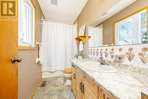 8759 Wellington 124 Road, Erin, ON - Indoor Photo Showing Bathroom