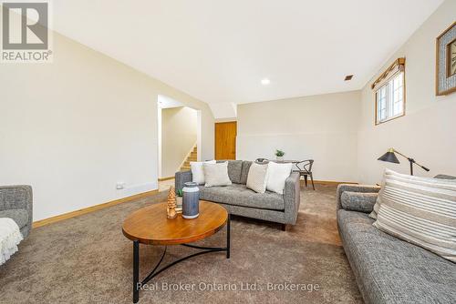 8759 Wellington 124 Road, Erin, ON - Indoor Photo Showing Living Room