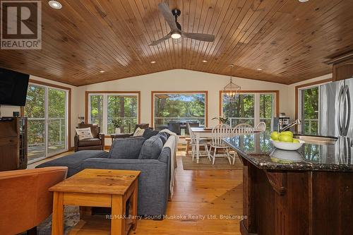 Open concept great room w vaulted ceilings - 13 Peak Path, Seguin, ON - Indoor Photo Showing Living Room