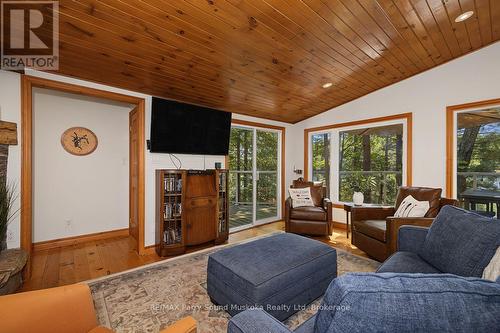 Heated & insulated for extended use - 13 Peak Path, Seguin, ON - Indoor Photo Showing Living Room