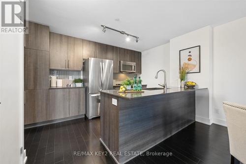 Th6 - 4011 Brickstone Mews, Mississauga, ON - Indoor Photo Showing Kitchen With Upgraded Kitchen