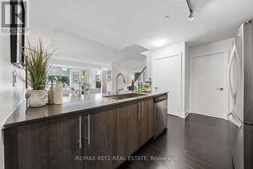 Th6 - 4011 Brickstone Mews, Mississauga, ON - Indoor Photo Showing Kitchen