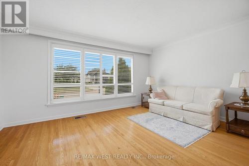 89 Wendell Avenue, Toronto, ON - Indoor Photo Showing Living Room
