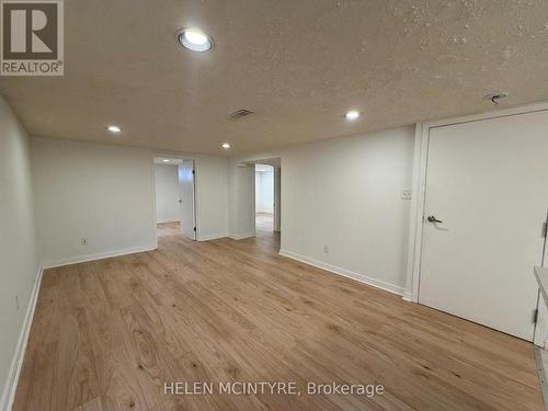 34 DUNNING CRESCENT , Toronto, Ontario M8W 4S8 5