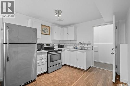 455 Hastings Crescent, Saskatoon, SK - Indoor Photo Showing Kitchen With Double Sink
