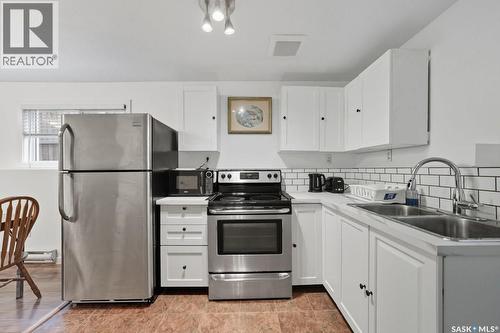 455 Hastings Crescent, Saskatoon, SK - Indoor Photo Showing Kitchen With Double Sink
