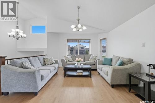 455 Hastings Crescent, Saskatoon, SK - Indoor Photo Showing Living Room