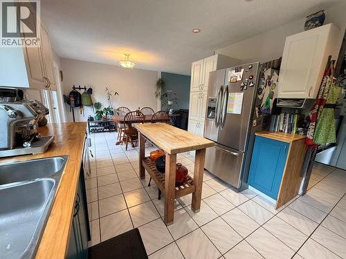 466 Second Avenue, Rivervale, BC - Indoor Photo Showing Kitchen With Double Sink