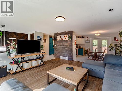 466 Second Avenue, Rivervale, BC - Indoor Photo Showing Living Room
