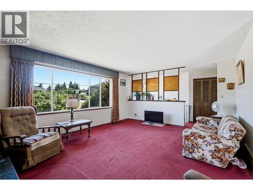 1485 Brentwood Road, West Kelowna, BC - Indoor Photo Showing Living Room