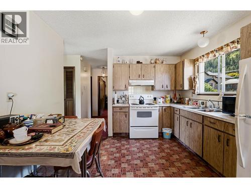 1485 Brentwood Road, West Kelowna, BC - Indoor Photo Showing Kitchen With Double Sink