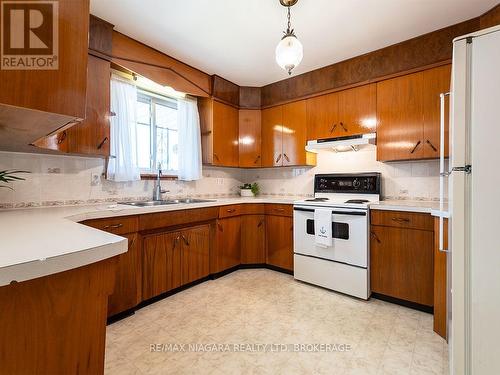 167 Wellington Street, Port Colborne (Killaly East), ON - Indoor Photo Showing Kitchen With Double Sink