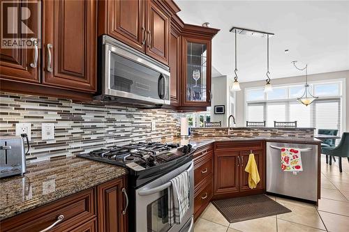 1622 Lena Court, Sarnia, ON - Indoor Photo Showing Kitchen With Upgraded Kitchen