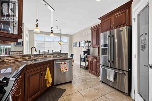 1622 Lena Court, Sarnia, ON - Indoor Photo Showing Kitchen With Double Sink With Upgraded Kitchen