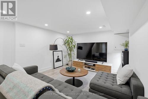 21 Millbrook Crescent, Toronto, ON - Indoor Photo Showing Living Room