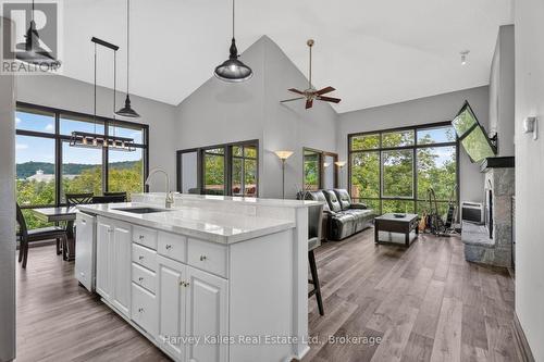Cathedral ceilings, open concept floor plan - 303 - 26 Deerhurst Golfview Drive, Huntsville (Chaffey), ON - Indoor