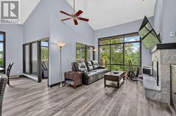 Living room with private views - 
