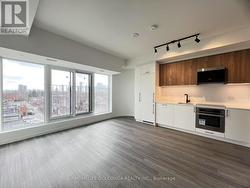 423 - 689 THE QUEENSWAY Toronto, ON M8Y 1L1