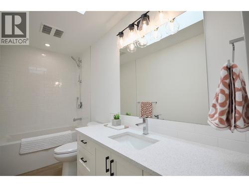 Main Bathroom with tile tub surround and quartz counters - 8900 Jim Bailey Road Unit# 126, Kelowna, BC 