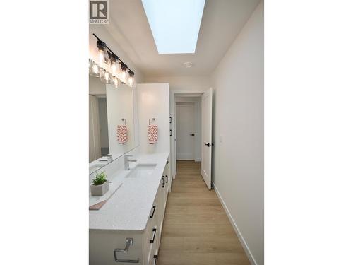 Main Bathroom with tile tub surround and quartz counters - 8900 Jim Bailey Road Unit# 126, Kelowna, BC 