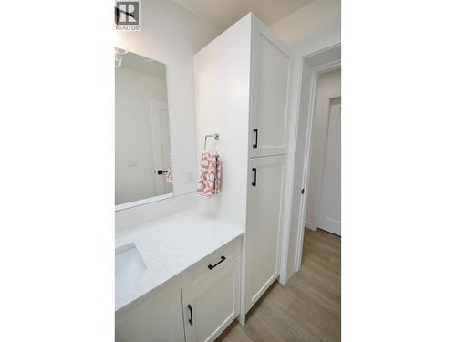 Main Bathroom with tile tub surround and quartz counters - 8900 Jim Bailey Road Unit# 126, Kelowna, BC 
