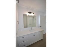 Primary ensuite with quartz counters - 