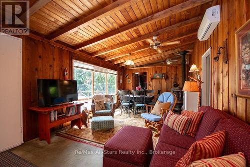 35 Alpine Street, Kawartha Lakes (Lindsay), ON - Indoor Photo Showing Living Room