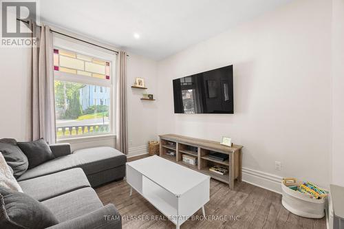 152 Wonham Street S, Ingersoll (Ingersoll - South), ON - Indoor Photo Showing Living Room