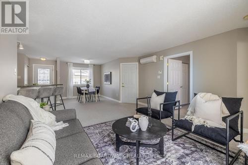 206 Oak Leaf Private, Ottawa, ON - Indoor Photo Showing Living Room