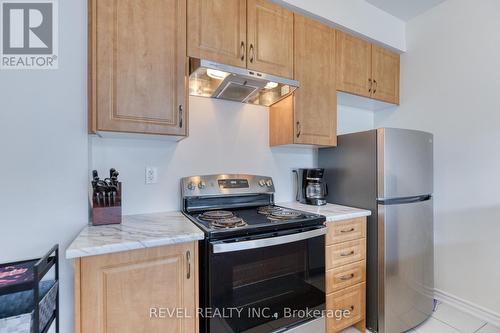 12 Hylton Drive, Barrie, ON - Indoor Photo Showing Kitchen