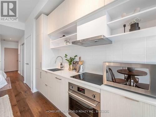 920 - 8 Hillsdale Avenue, Toronto, ON - Indoor Photo Showing Kitchen With Upgraded Kitchen