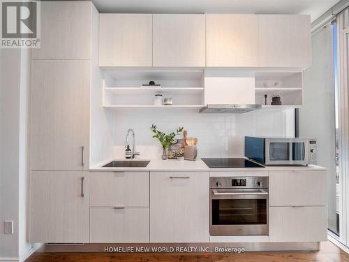920 - 8 Hillsdale Avenue, Toronto, ON - Indoor Photo Showing Kitchen